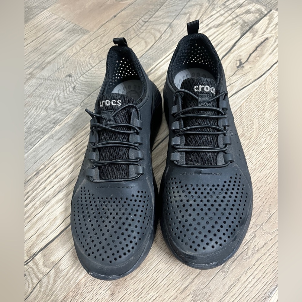 Croc tennis shoes size j6 I wear 7 1/2 and they fit me great.